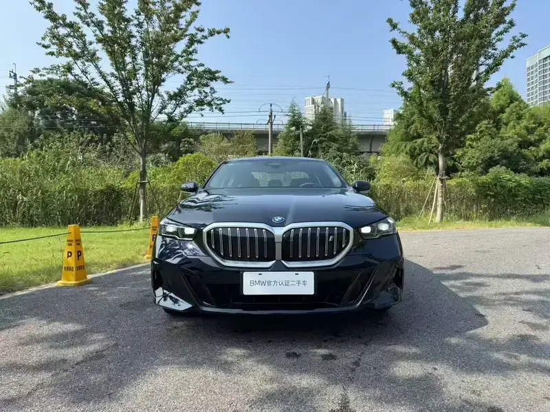 2025 BMW i5 с пробегом 11 000 км