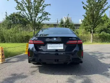 2025 BMW i5 с пробегом 11 000 км