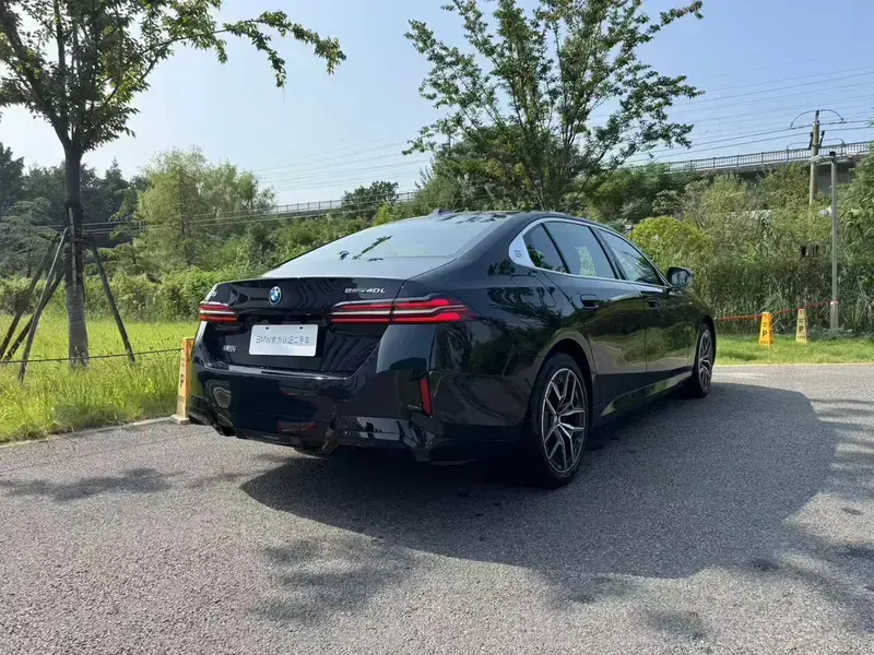 2025 BMW i5 с пробегом 11 000 км