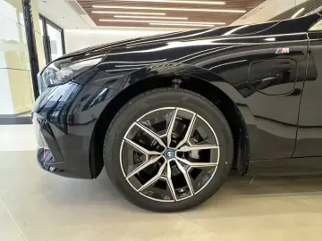 2025 BMW i5 с пробегом 8 800 км