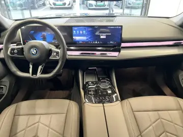 2025 BMW i5 с пробегом 8 800 км