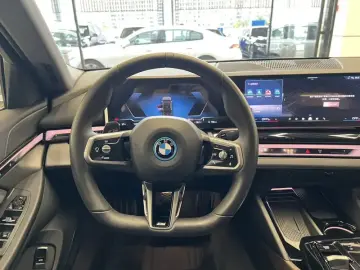 2025 BMW i5 с пробегом 8 800 км