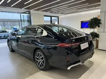 2025 BMW i5 с пробегом 8 800 км