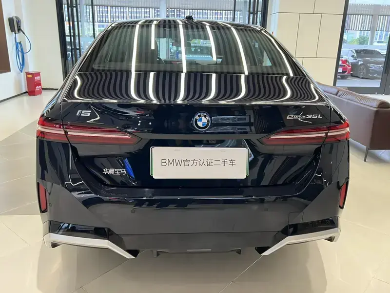 2025 BMW i5 с пробегом 8 800 км