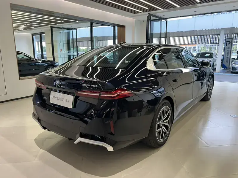2025 BMW i5 с пробегом 8 800 км