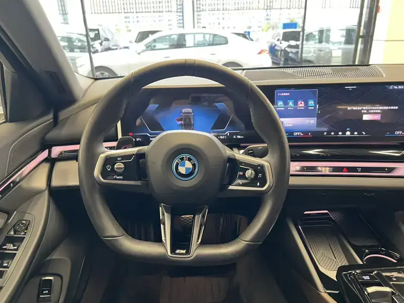 2025 BMW i5 с пробегом 8 800 км