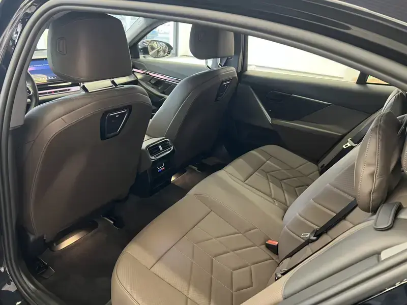 2025 BMW i5 с пробегом 8 800 км