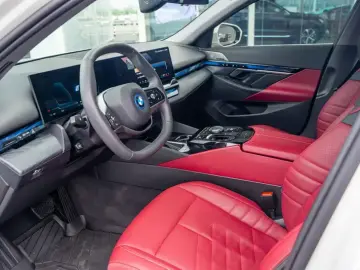 2024 BMW i5 с пробегом 54 000 км