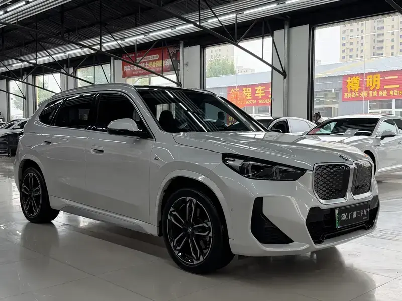 2023 BMW iX1 с пробегом 9 400 км