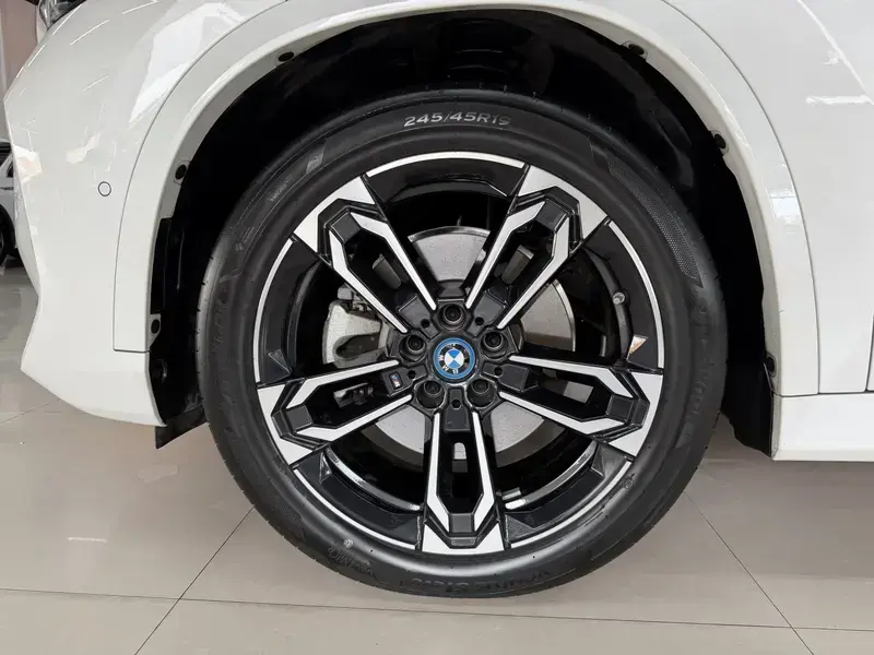 2023 BMW iX1 с пробегом 9 400 км
