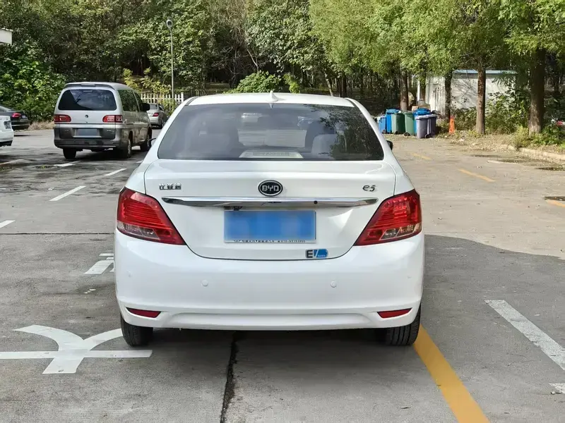 2017 BYD E5 с пробегом 67 000 км