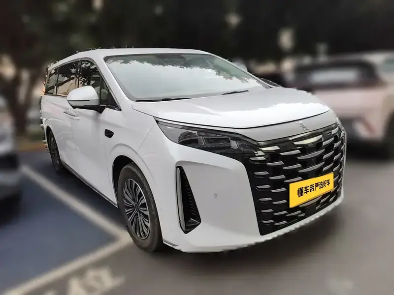 2025 BYD Xia (M9) с пробегом 15 900 км