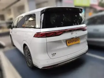 2025 BYD Xia (M9) с пробегом 15 900 км