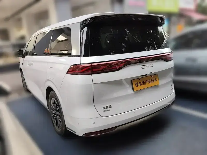 2025 BYD Xia (M9) с пробегом 15 900 км
