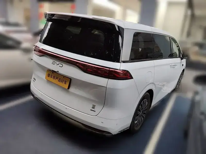 2025 BYD Xia (M9) с пробегом 15 900 км