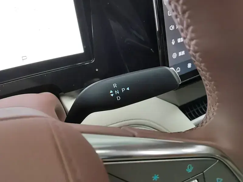 2025 BYD Xia (M9) с пробегом 15 900 км