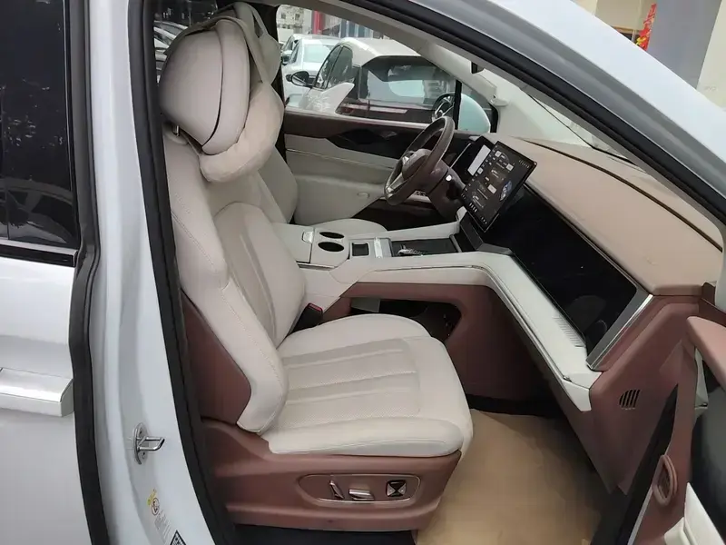 2025 BYD Xia (M9) с пробегом 15 900 км