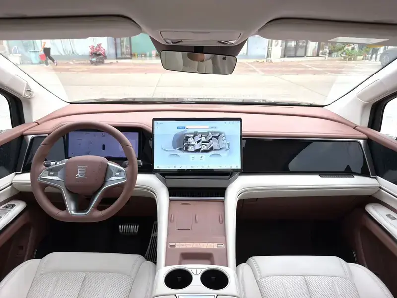 2025 BYD Xia (M9) с пробегом 7 000 км