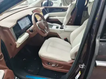 2025 BYD Xia (M9) с пробегом 7 000 км