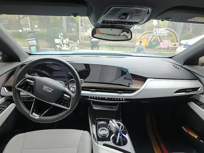 2023 Cadillac GT4 с пробегом 10 200 км