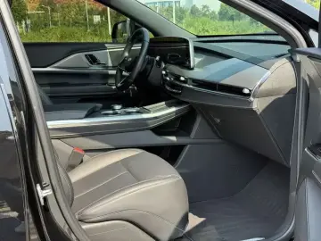 2025 Cadillac XT5 с пробегом 18 500 км
