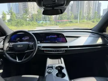 2025 Cadillac XT5 с пробегом 18 500 км