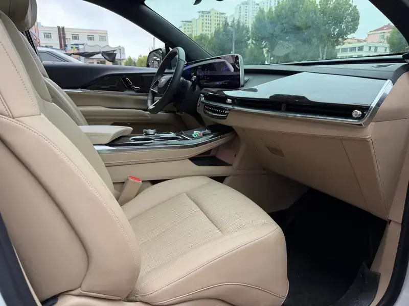 2025 Cadillac XT5 с пробегом 41 000 км