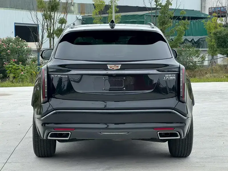 2025 Cadillac XT5 с пробегом 16 000 км