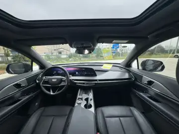 2025 Cadillac XT5 с пробегом 16 000 км