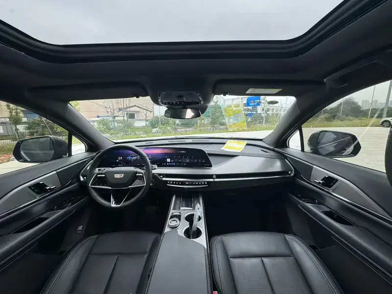 2025 Cadillac XT5 с пробегом 16 000 км