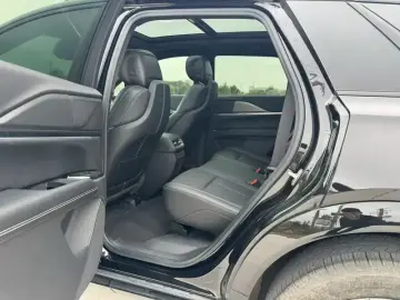 2025 Cadillac XT5 с пробегом 16 000 км