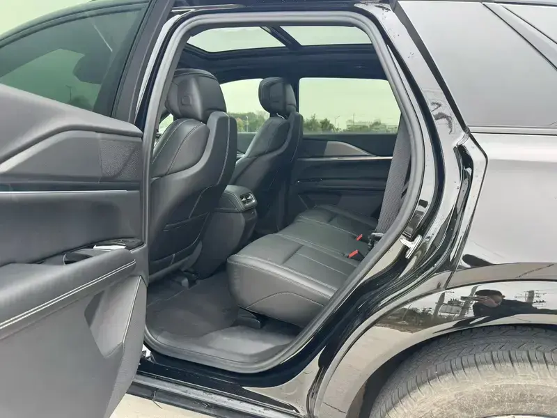 2025 Cadillac XT5 с пробегом 16 000 км