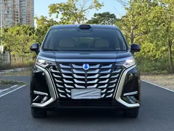 2025 Denza D9 с пробегом 14 900 км