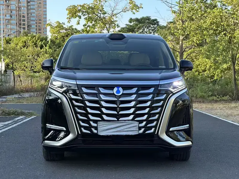 2025 Denza D9 с пробегом 14 900 км