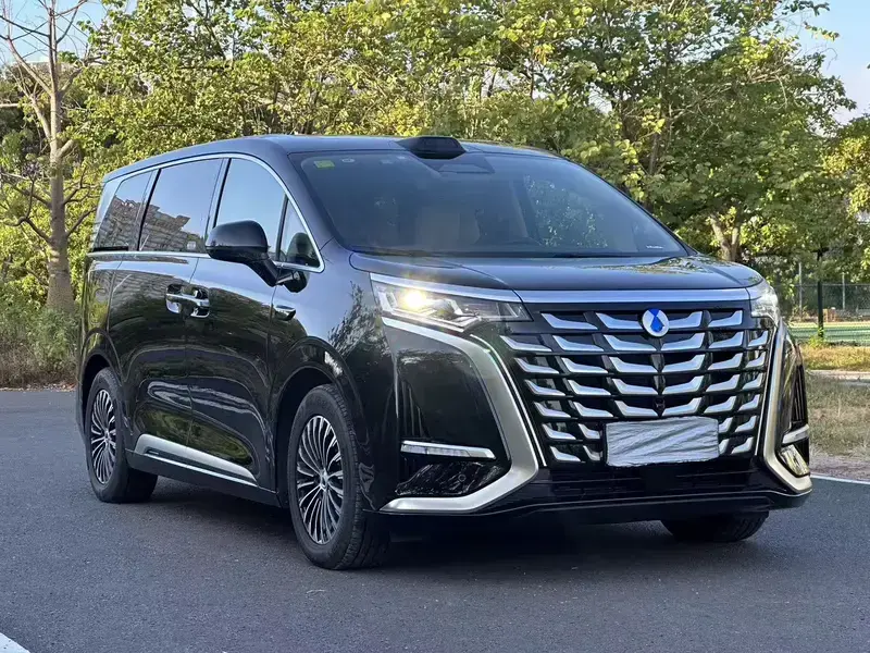 2025 Denza D9 с пробегом 14 900 км