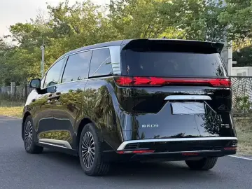 2025 Denza D9 с пробегом 14 900 км