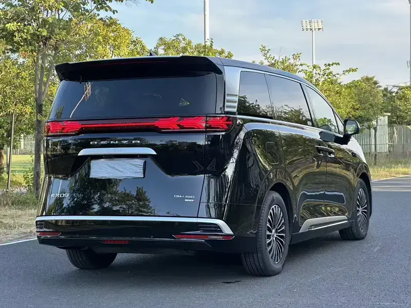 2025 Denza D9 с пробегом 14 900 км
