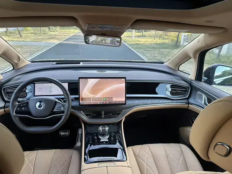 2025 Denza D9 с пробегом 14 900 км
