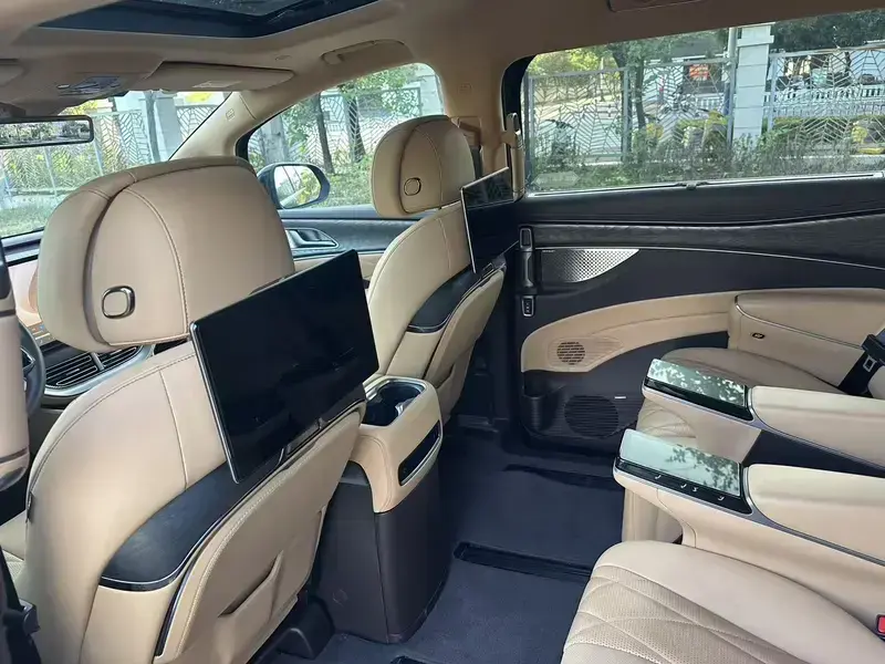 2025 Denza D9 с пробегом 14 900 км