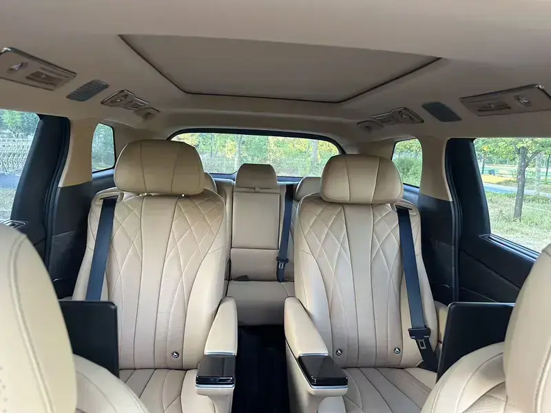 2025 Denza D9 с пробегом 14 900 км