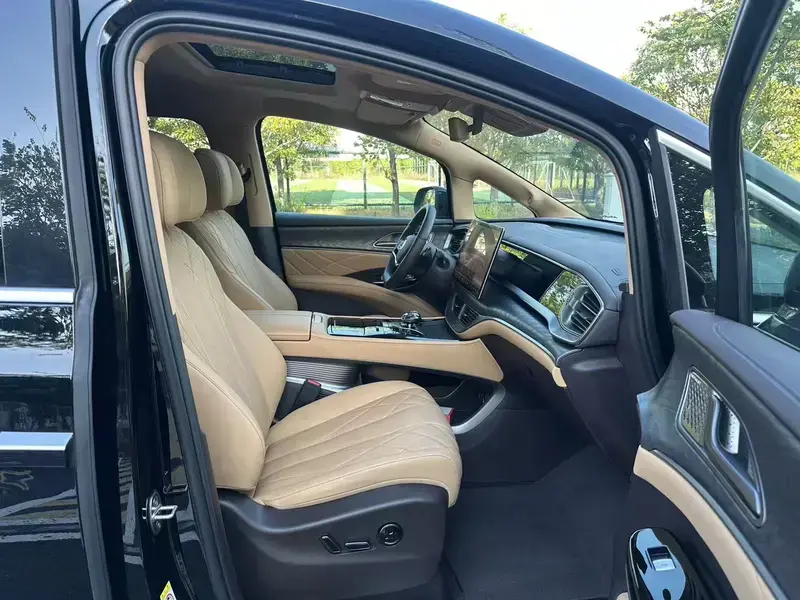 2025 Denza D9 с пробегом 14 900 км
