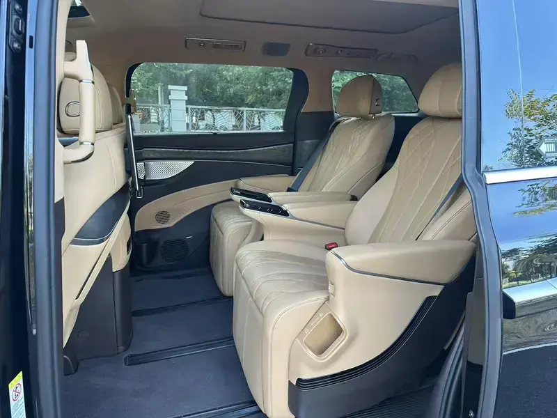 2025 Denza D9 с пробегом 14 900 км