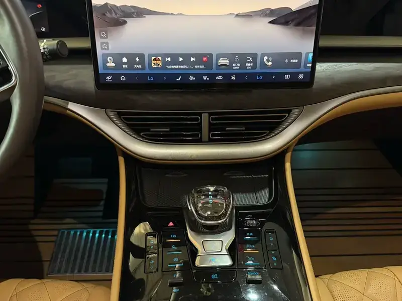 2024 Denza D9 с пробегом 43 000 км