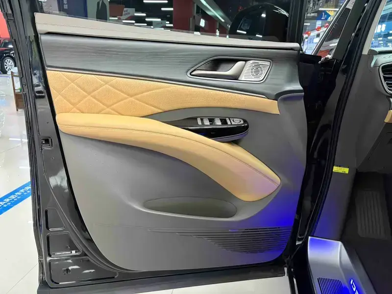 2024 Denza D9 с пробегом 53 000 км
