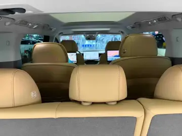 2024 Denza D9 с пробегом 53 000 км