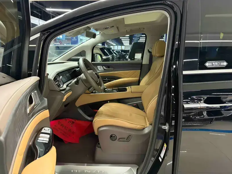 2024 Denza D9 с пробегом 53 000 км