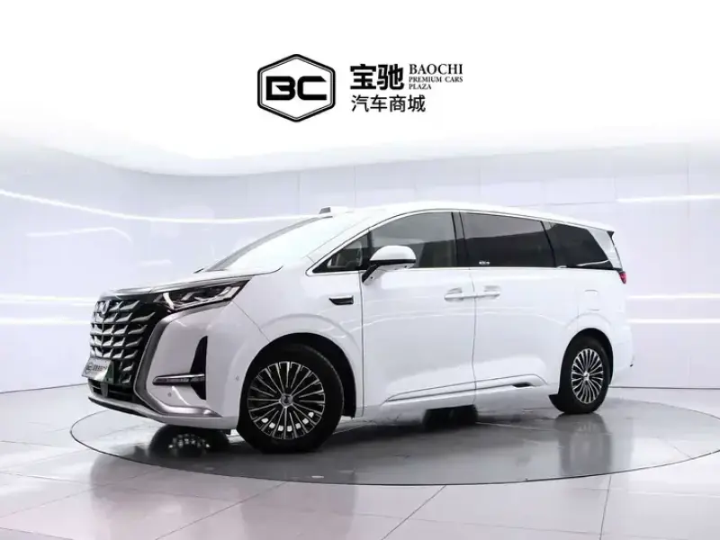 2025 Denza D9 с пробегом 5 000 км
