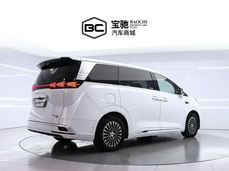2025 Denza D9 с пробегом 5 000 км