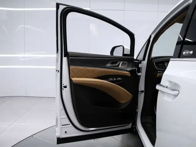 2025 Denza D9 с пробегом 5 000 км
