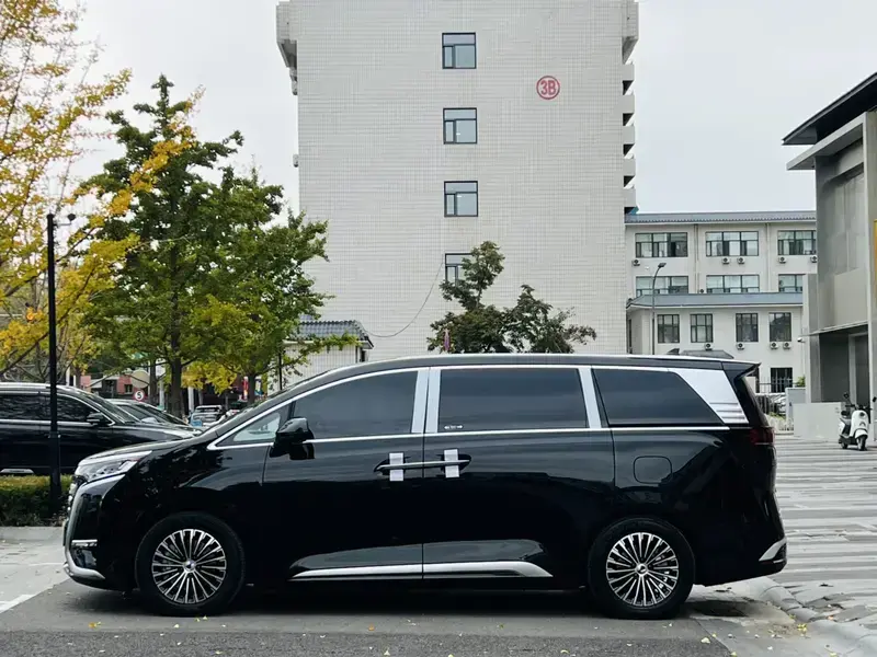 2024 Denza D9 с пробегом 31 000 км